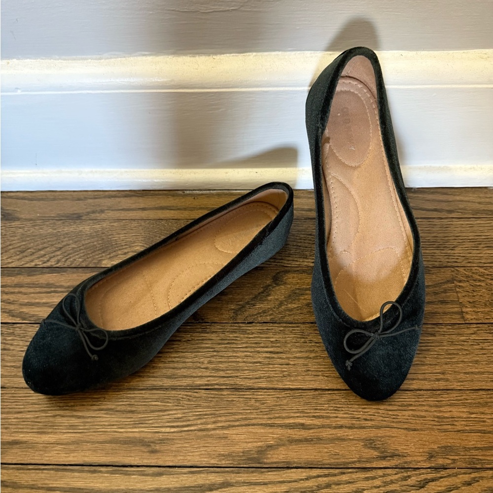 Old Navy Women's green velvet ballet flats